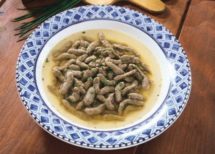 Suppen-Rezept: Schwäbische Leberspätzle in Rinderbrühe - Foto: Wirths PR