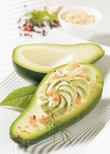 Snack-Rezept: Gefüllte Avocado mit Lachs - Foto: Wirths PR