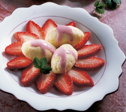 Grießnockerln mit Erdbeeren (Vegetarier geeignet) - Foto: Wirths PR