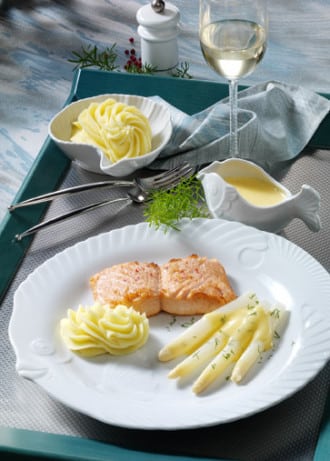 Spargelzeit - Hauptspeise: Spargel mit Lachsfilet und Zitronengras-Sauce - Foto: Wirths PR