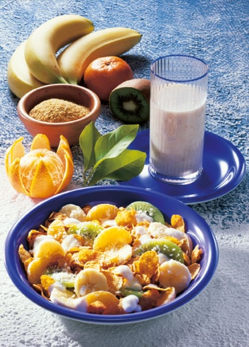 Vitamin-Müsli und Bananendrink (Vegetarier geeignet) - Foto: Wirths PR