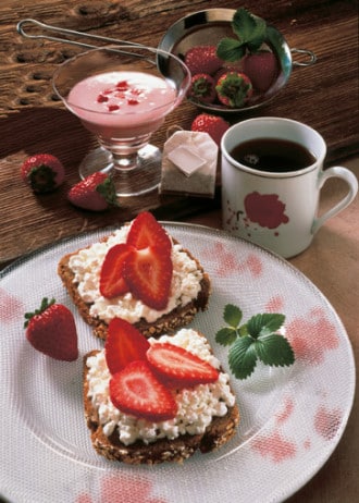 Rezept: Wellness-Brote mit Erdbeeren - Foto: Wirths PR