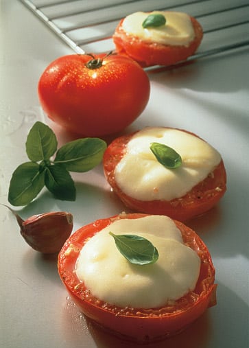 Snack-Rezept: Überbackene Tomaten mit Mozzarella (Vegetarier geeignet) - Foto: Wirths PR